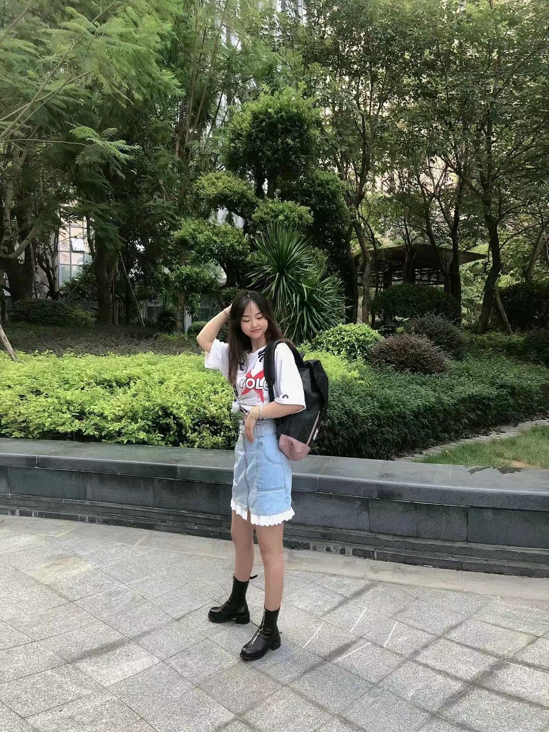 收到包包了，看起来有质感，做工精致细节处