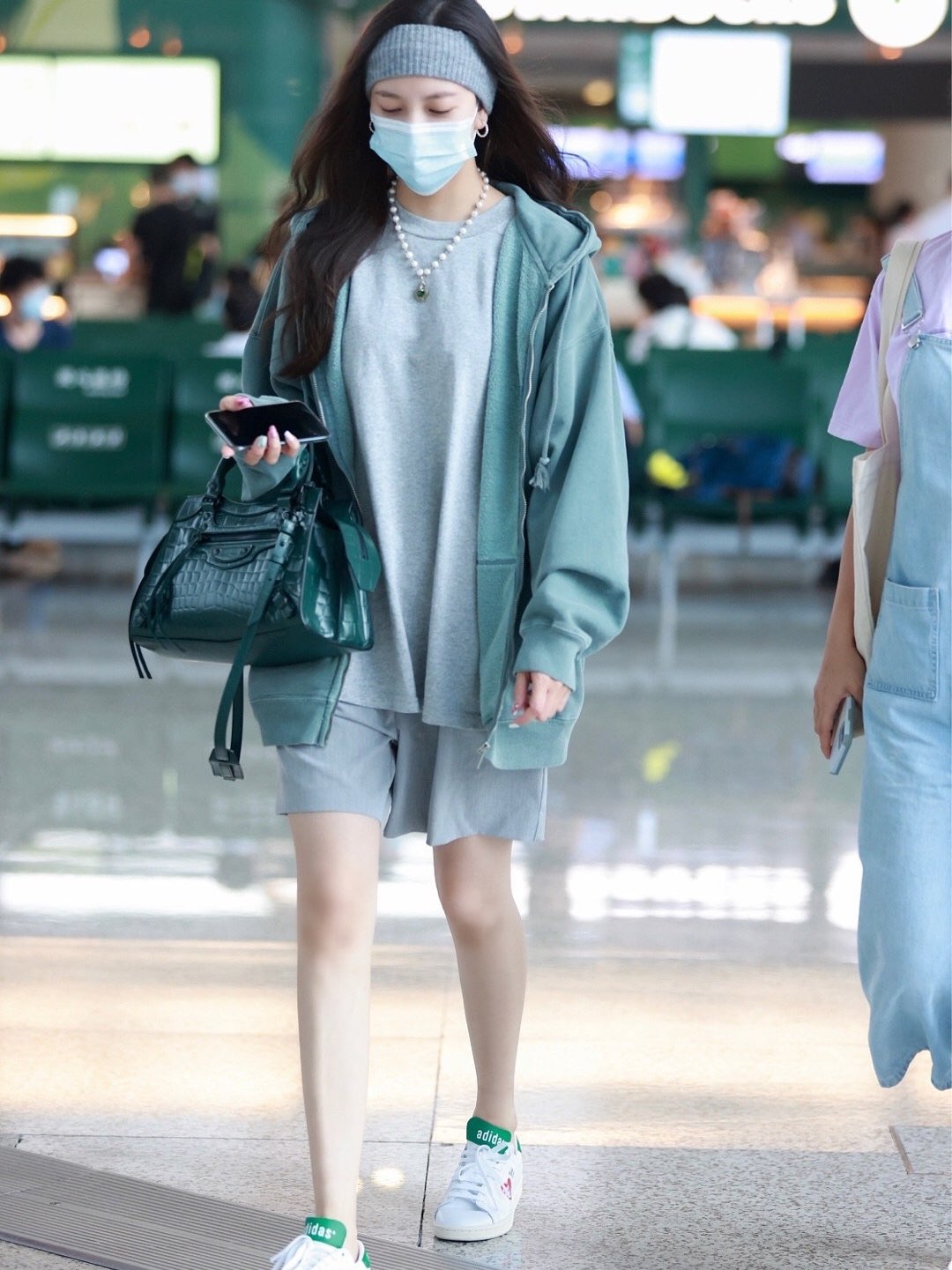 ✨宋妍霏的今日机场look，上脚HUMA
