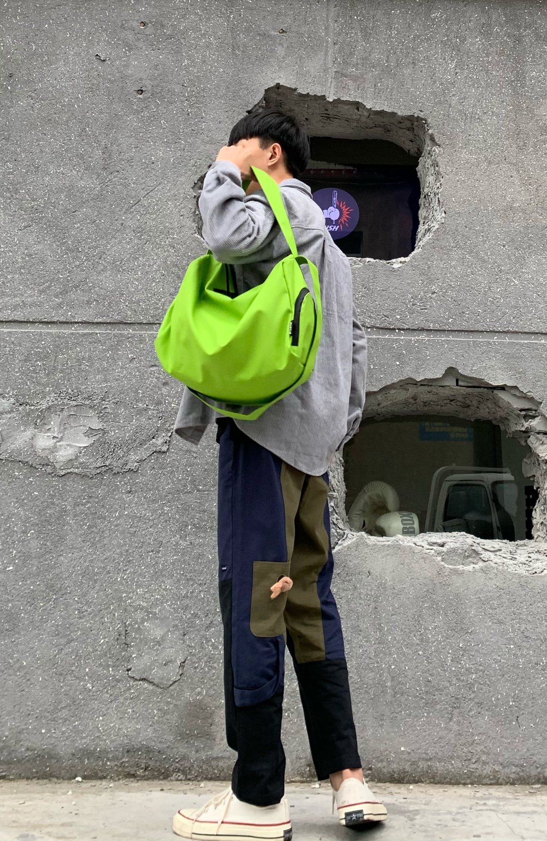 包包的颜色灰常亮眼，搭配衣服炒鸡酷，做工