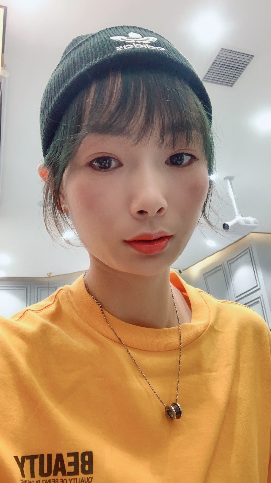 选了好多帽子，这顶是最好看的	
adid
