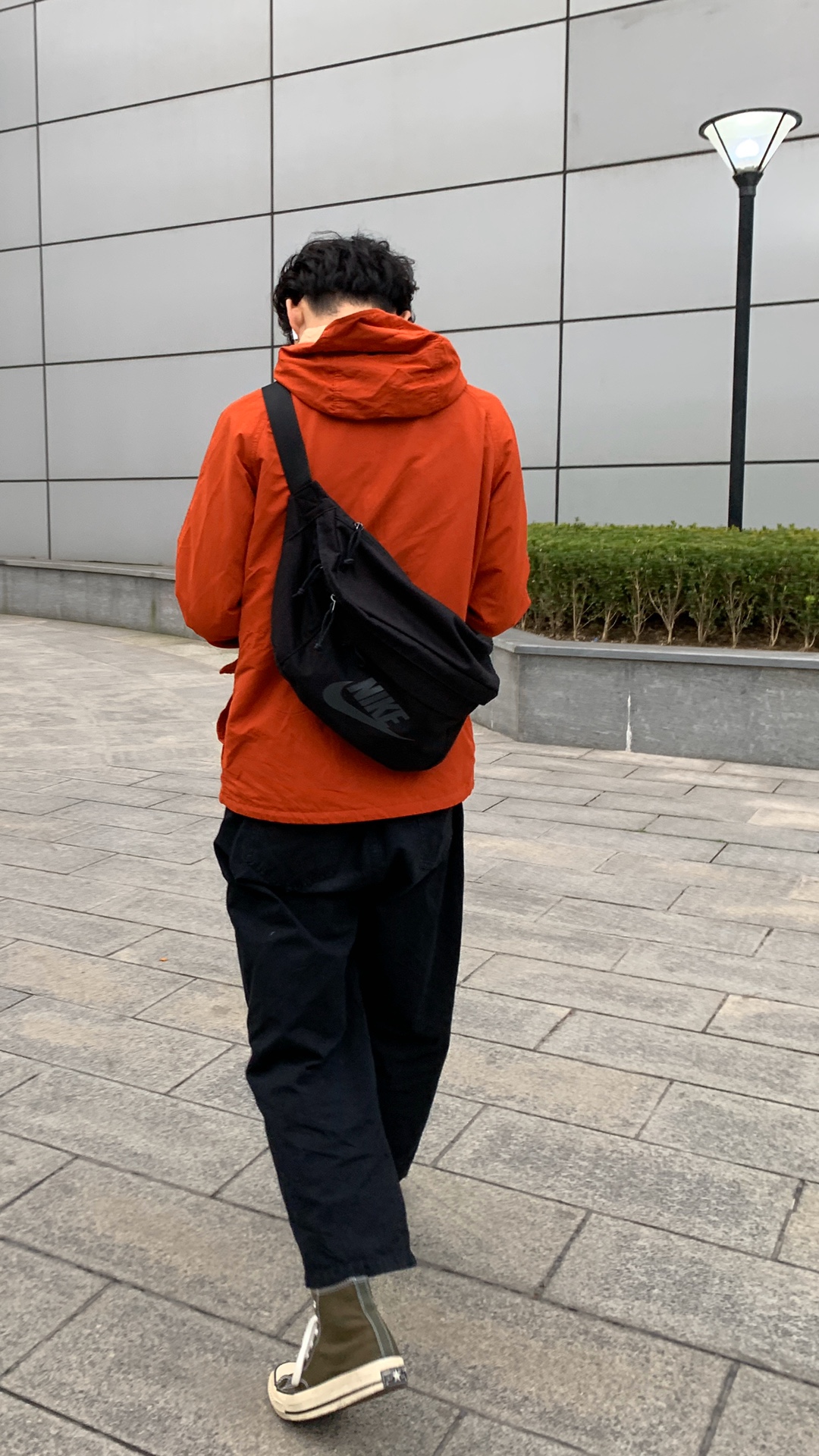 包包不大不小，平时出去玩相机直接放包里，