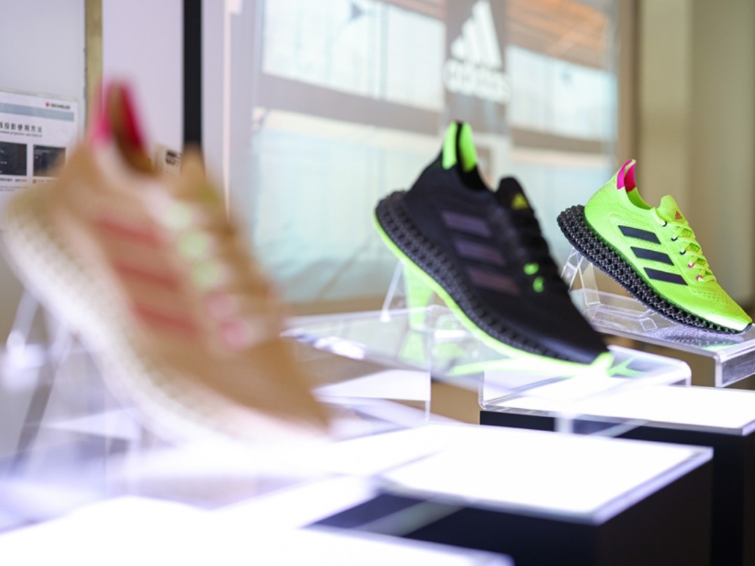 探索 4D 打印工厂！全新 adidas