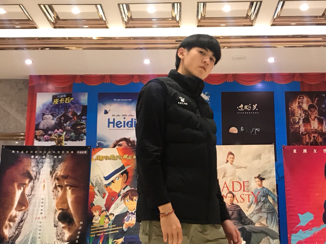 衣服版型修身显瘦 客服推荐的码数也很好 
