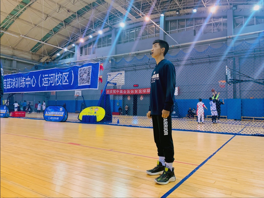 优点：初次上脚脚感很好，七个鞋带孔包裹不