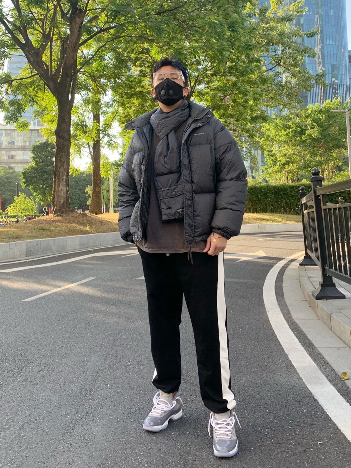 每当想起羽绒服怎能够少得了黑色，面料上面