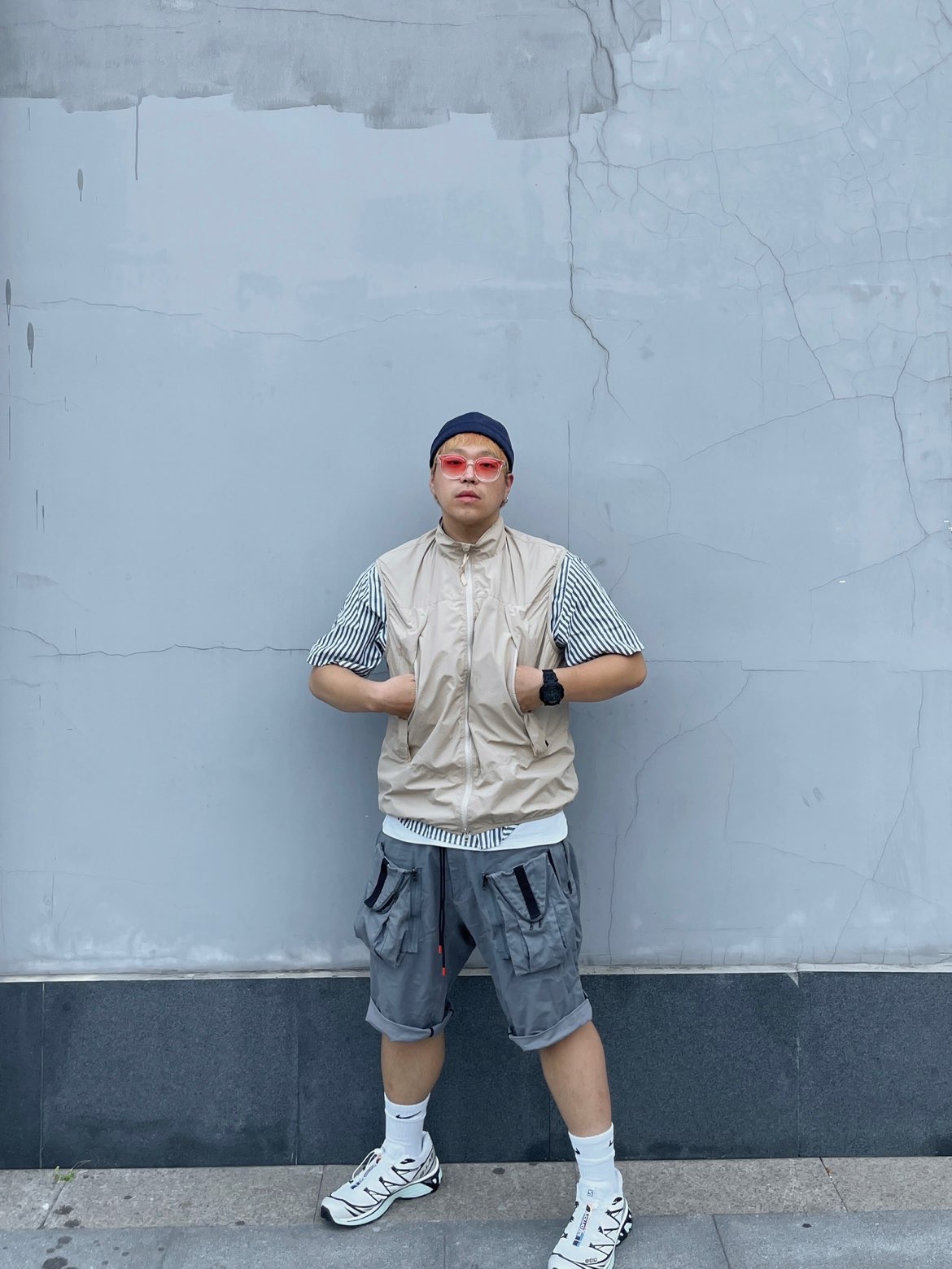戴手表的男人稳重，
现在的人都用手机看时