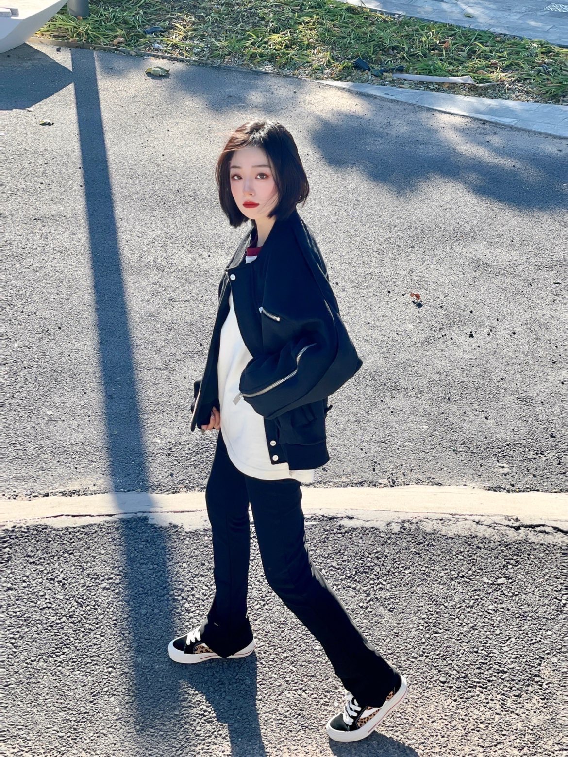 👔：R69
🌟黑色系穿搭真的太酷了，秋冬