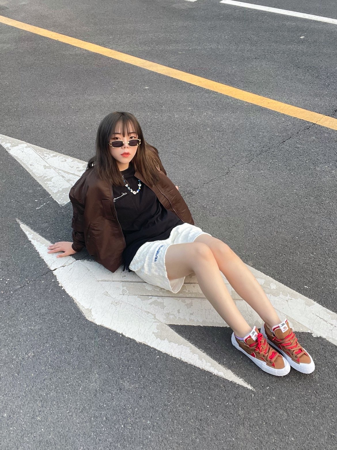 今日复古look，短款夹克跟显腿长！
白