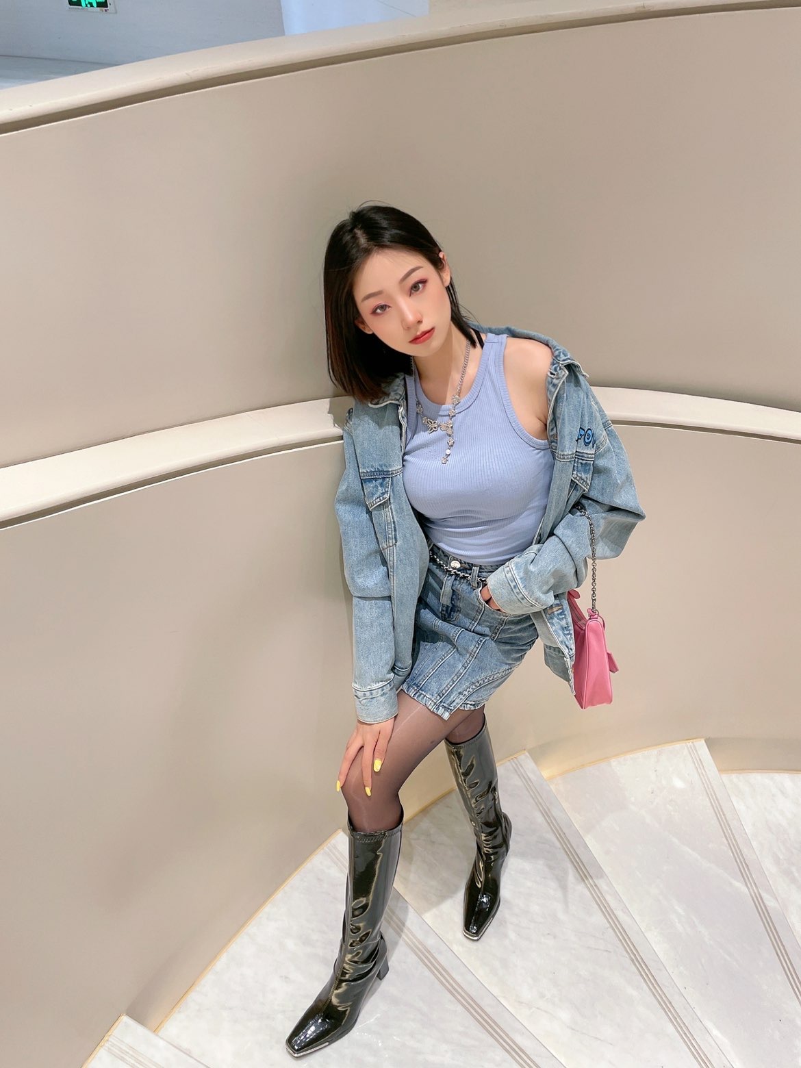 牛仔外套是春夏季必备单品吧
夏季可以搭配