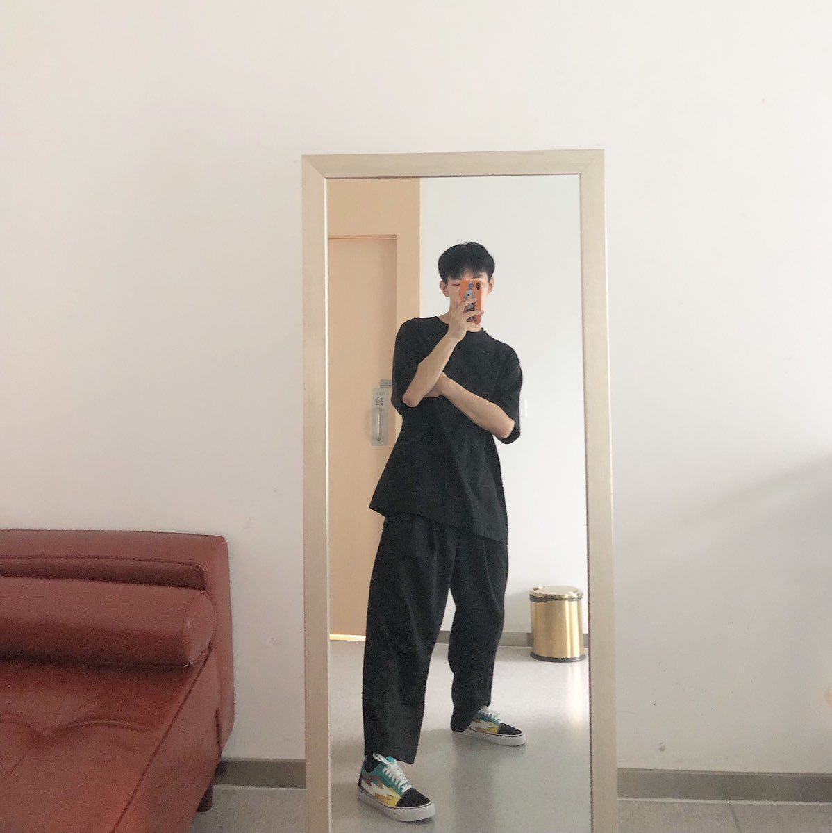 👔：纯色宽松黑T
👖：纯色宽松西裤
👟：