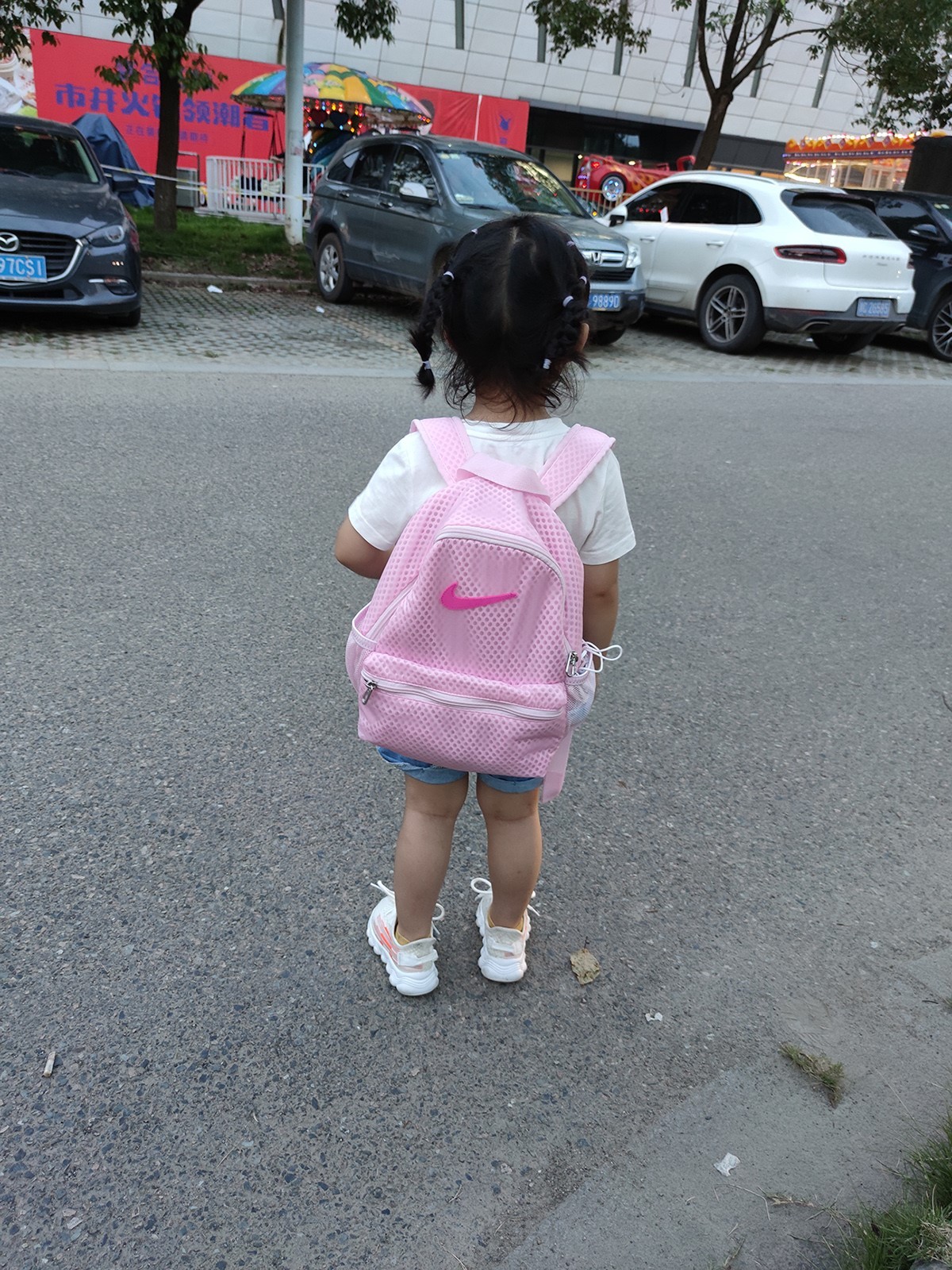 很好看，纠结了很久选了这个颜色，女儿和我