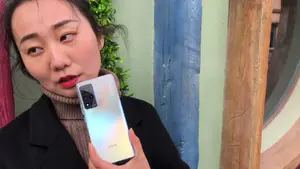 小慧老师拿着荣耀V40,打卡松鼠小镇