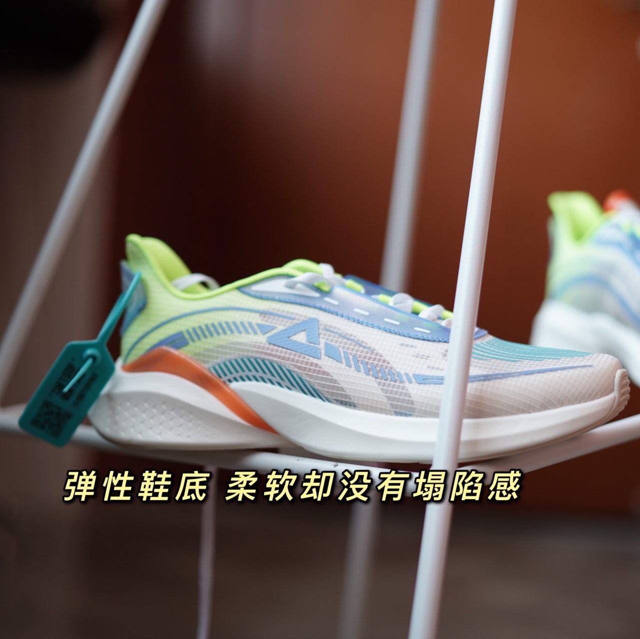 这双匹克的轻弹科技“002”整个鞋子鞋面