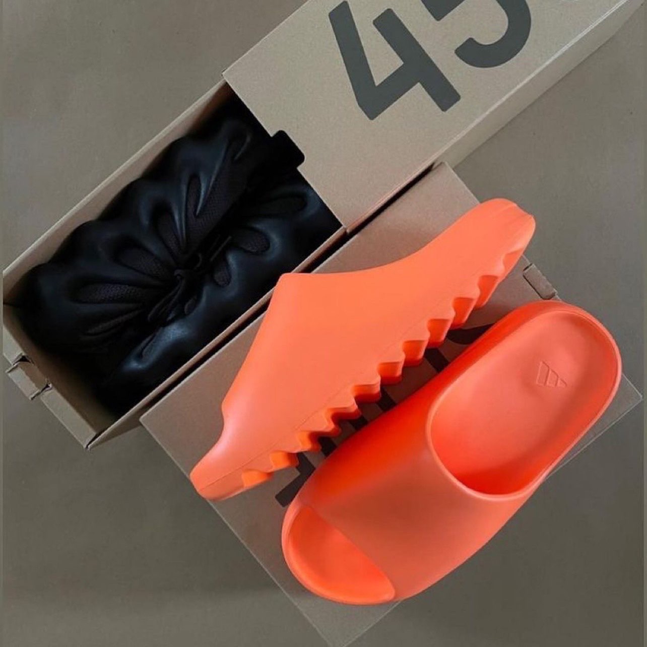 YEEZY本月即将发售的一款新配色拖鞋跟