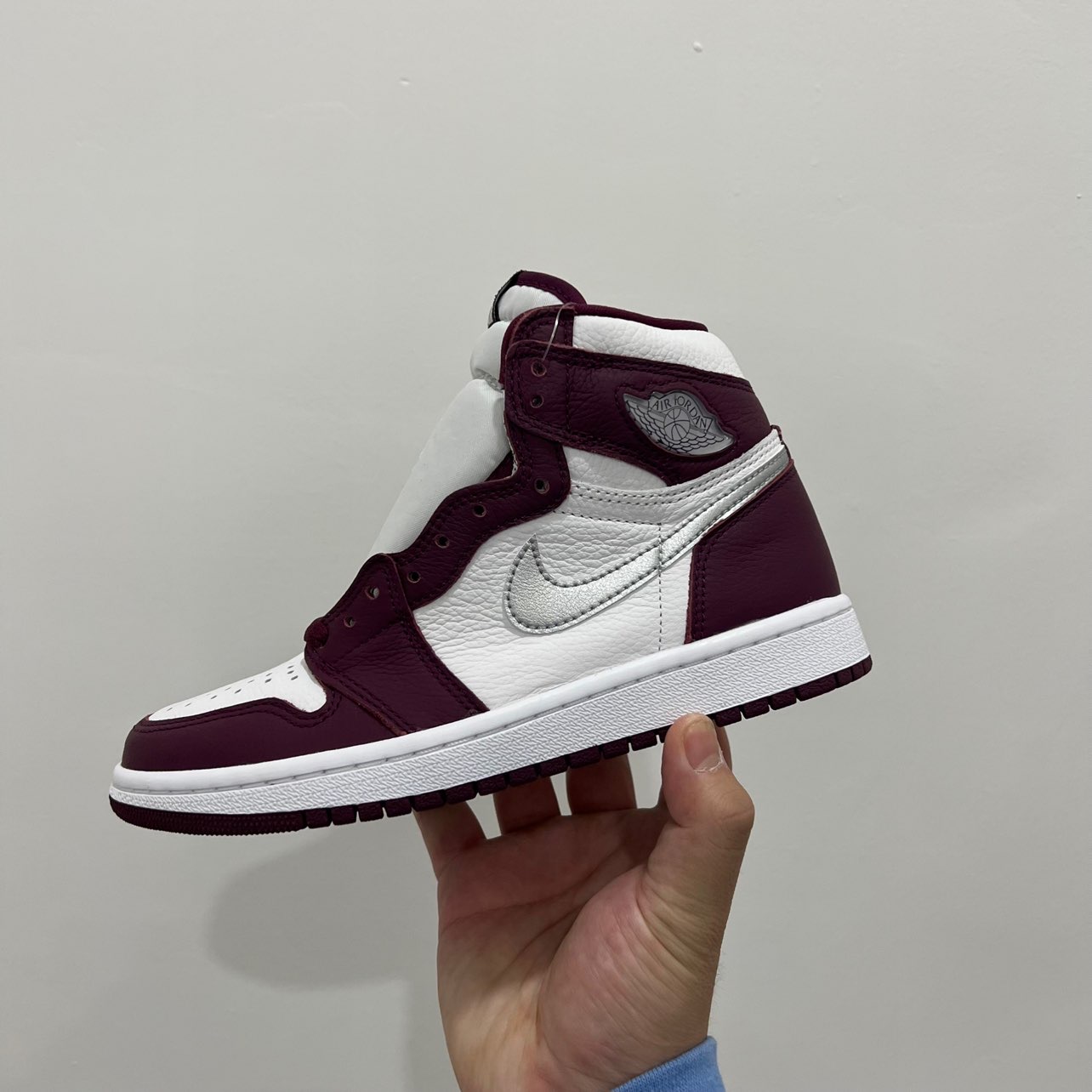 #球鞋开箱#AJ1 酒红
鞋身延续着经典