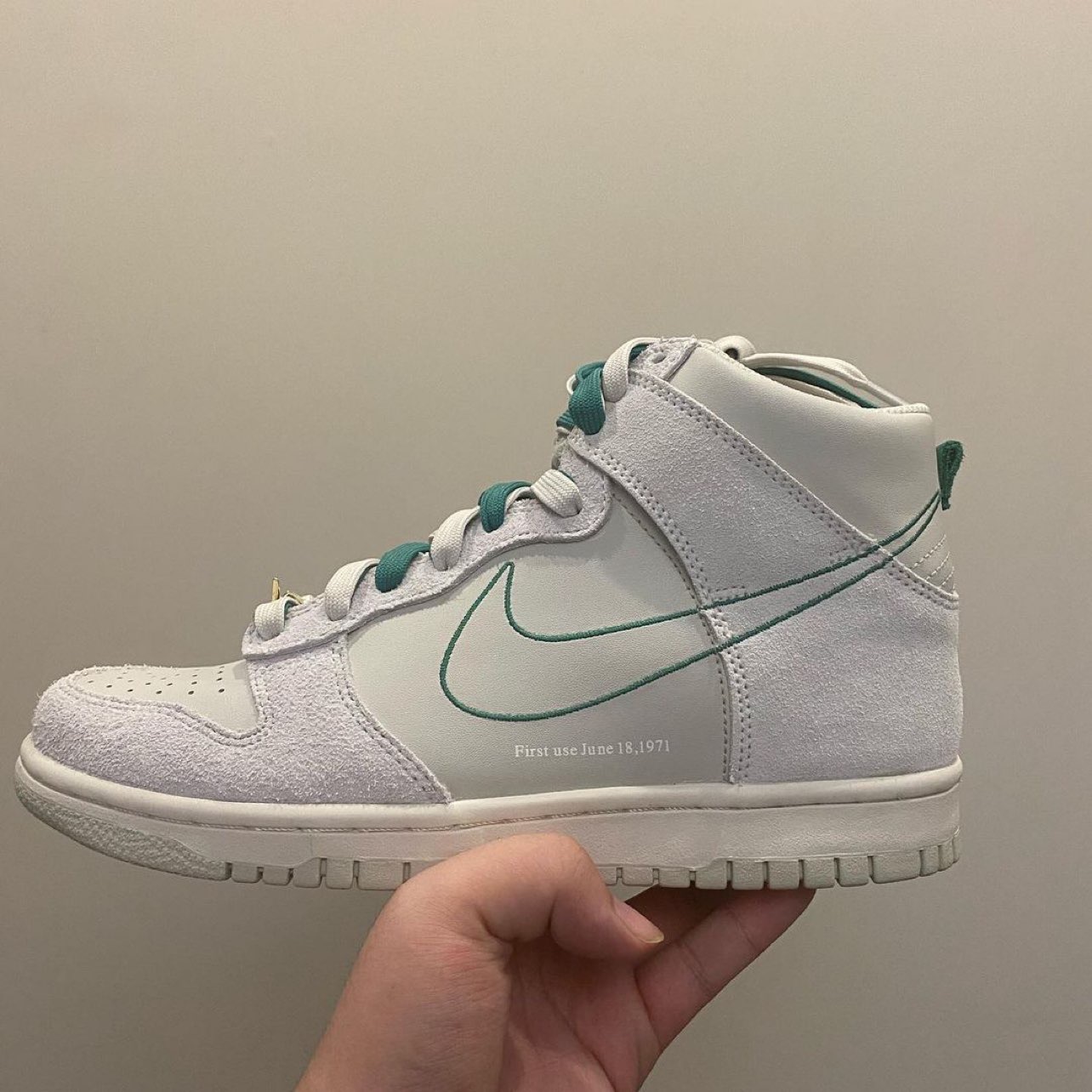 近日，又有一款 Dunk Hi 白绿配色