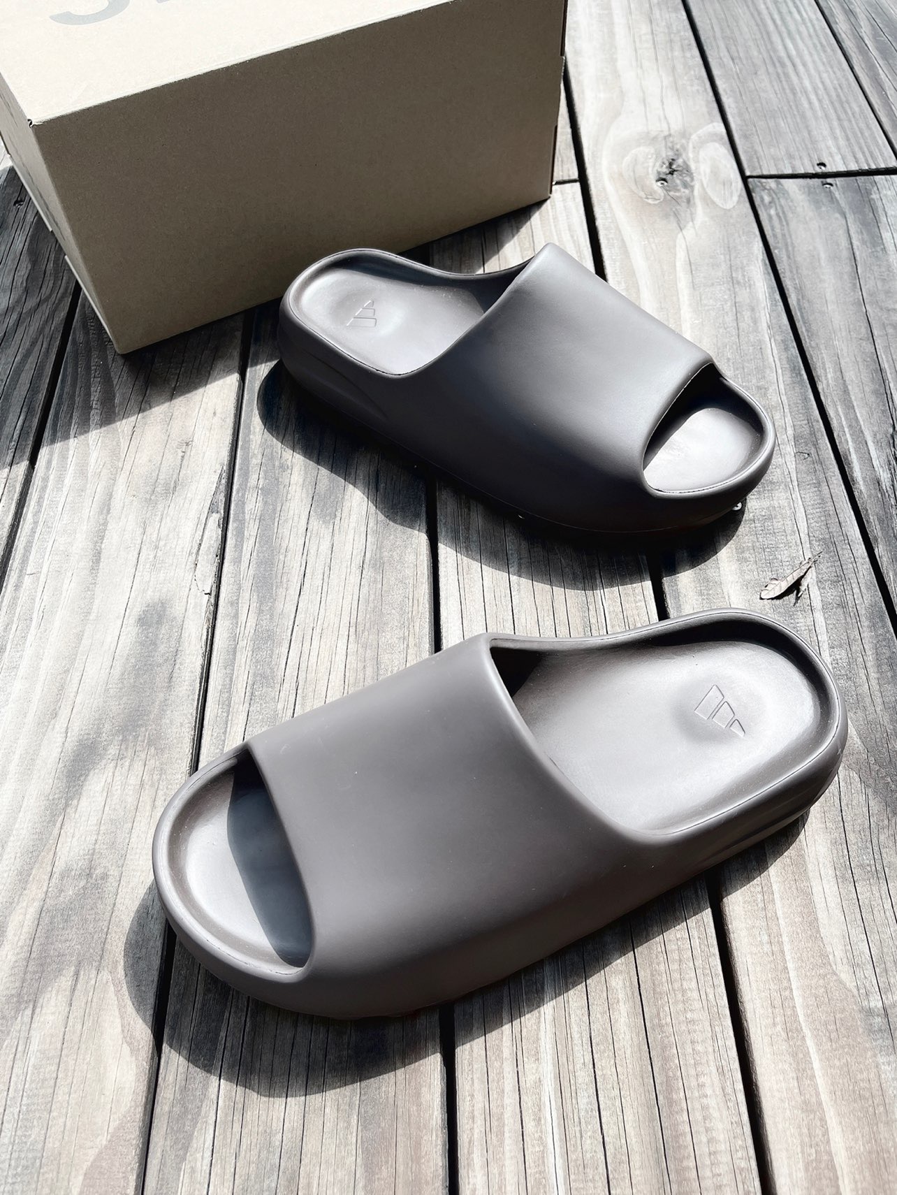 出去玩的的时候带上一双轻便舒适的拖鞋肯定