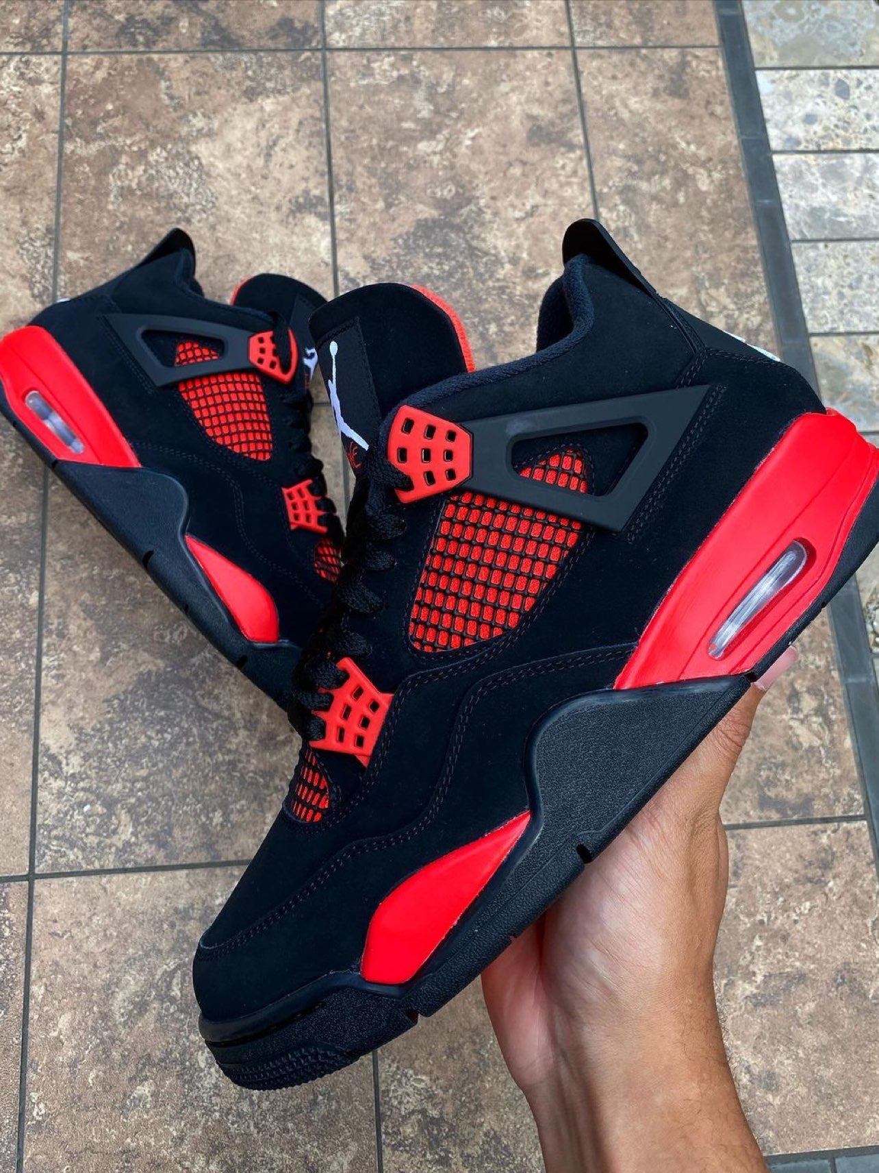 近日，一款全新黑红 Air Jordan