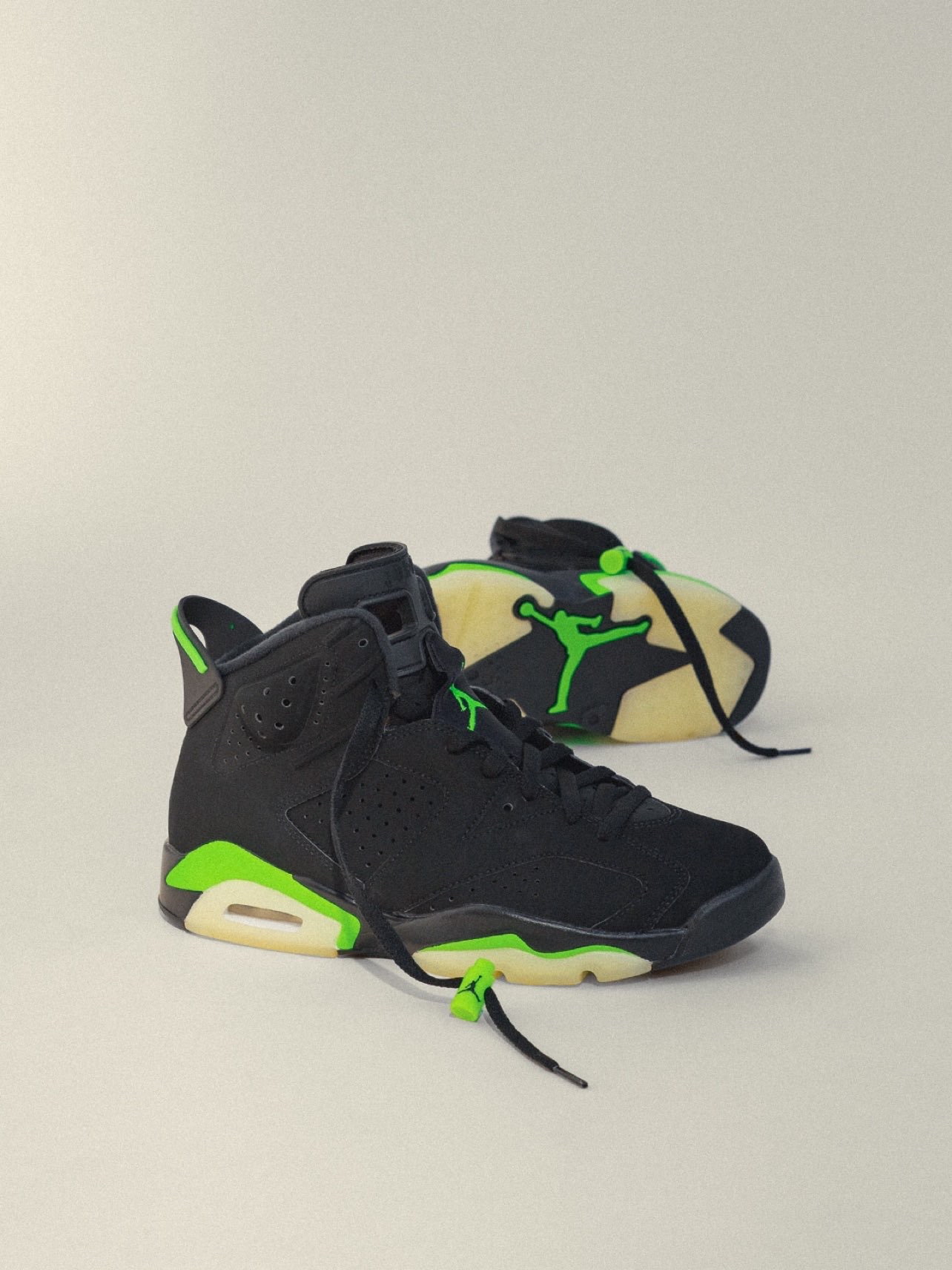 AJ6黑绿整双鞋采用黑色人造皮革包裹鞋身