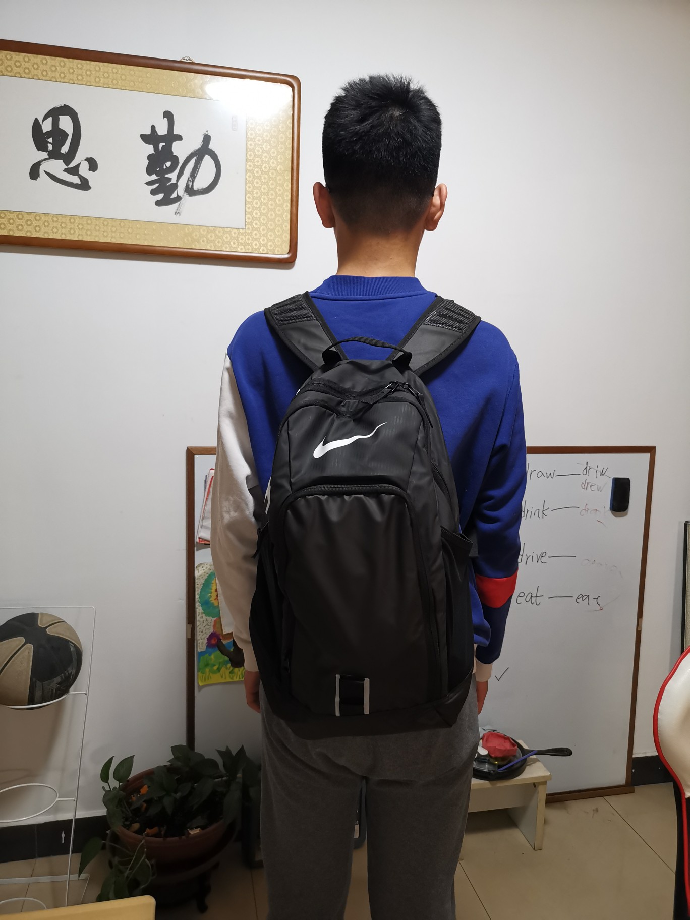 包包正品，质量很好，颜色正，材料厚实，空