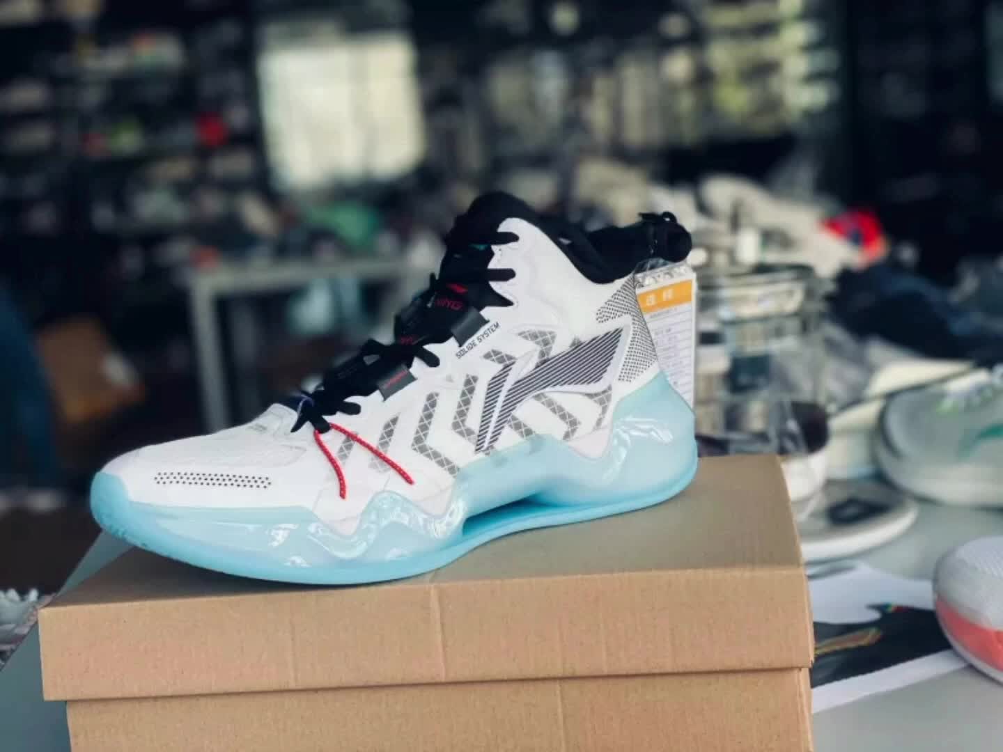 李宁利刃2曝光，低配版也有䨻？
