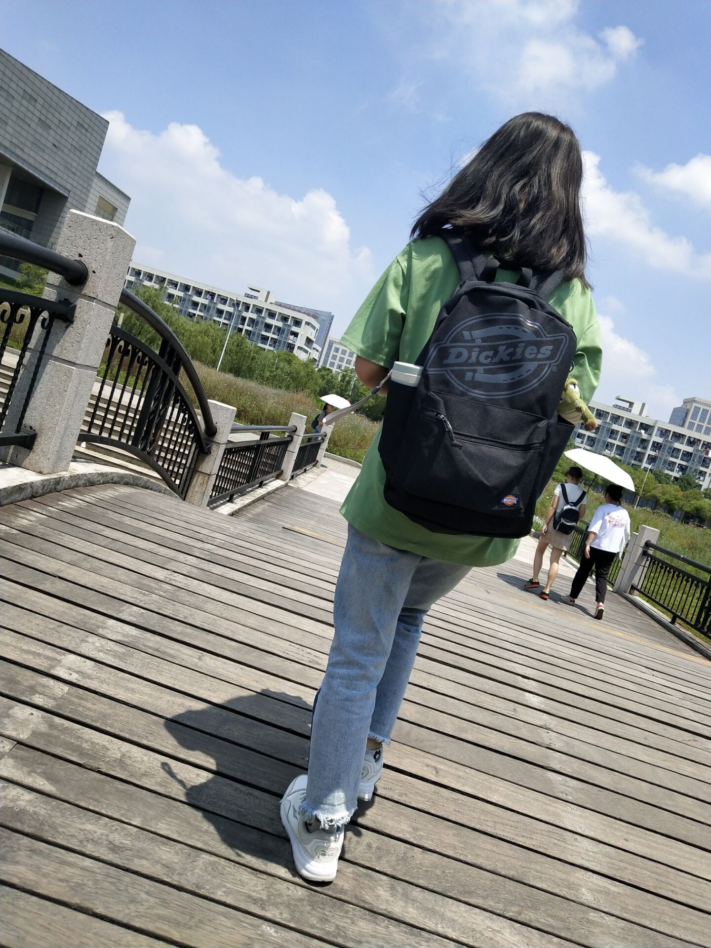 这书包有一个太绝了的优点就是感觉不到重量