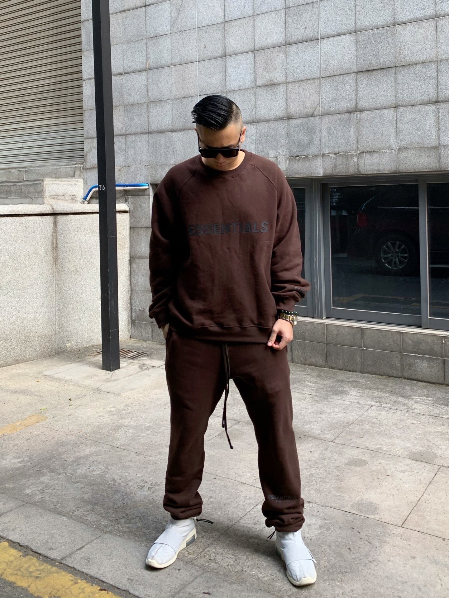 一件Essentials圆领卫衣提升你的