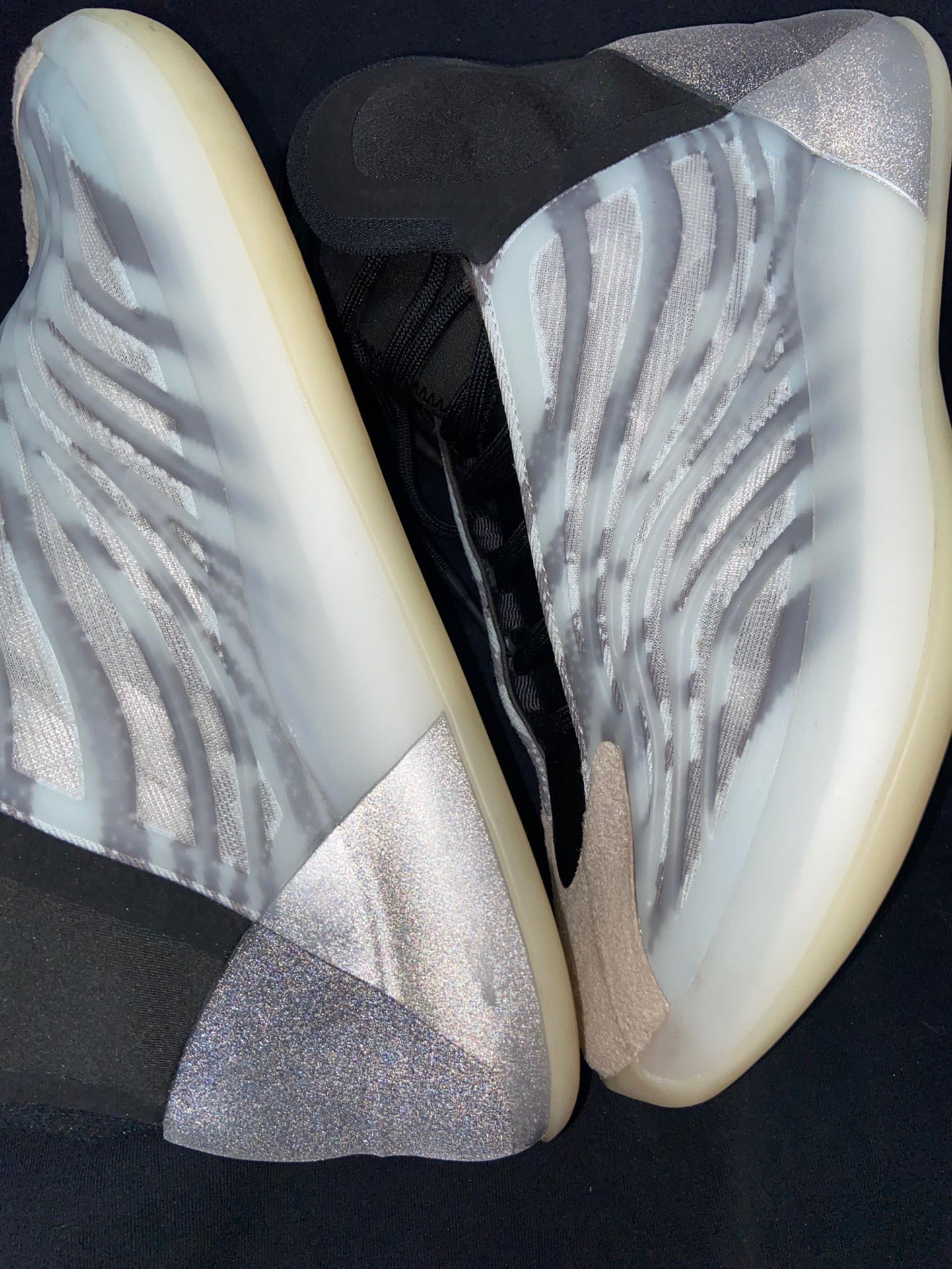 Yeezy qntm系列只推荐初代白灰配