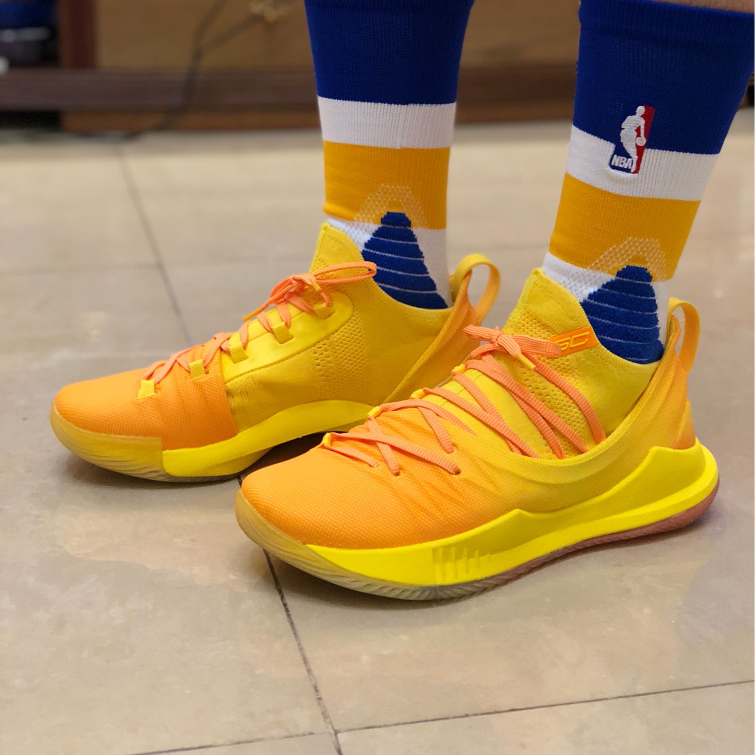 滤镜都不需要加的👟 蛋黄色真好看🤩