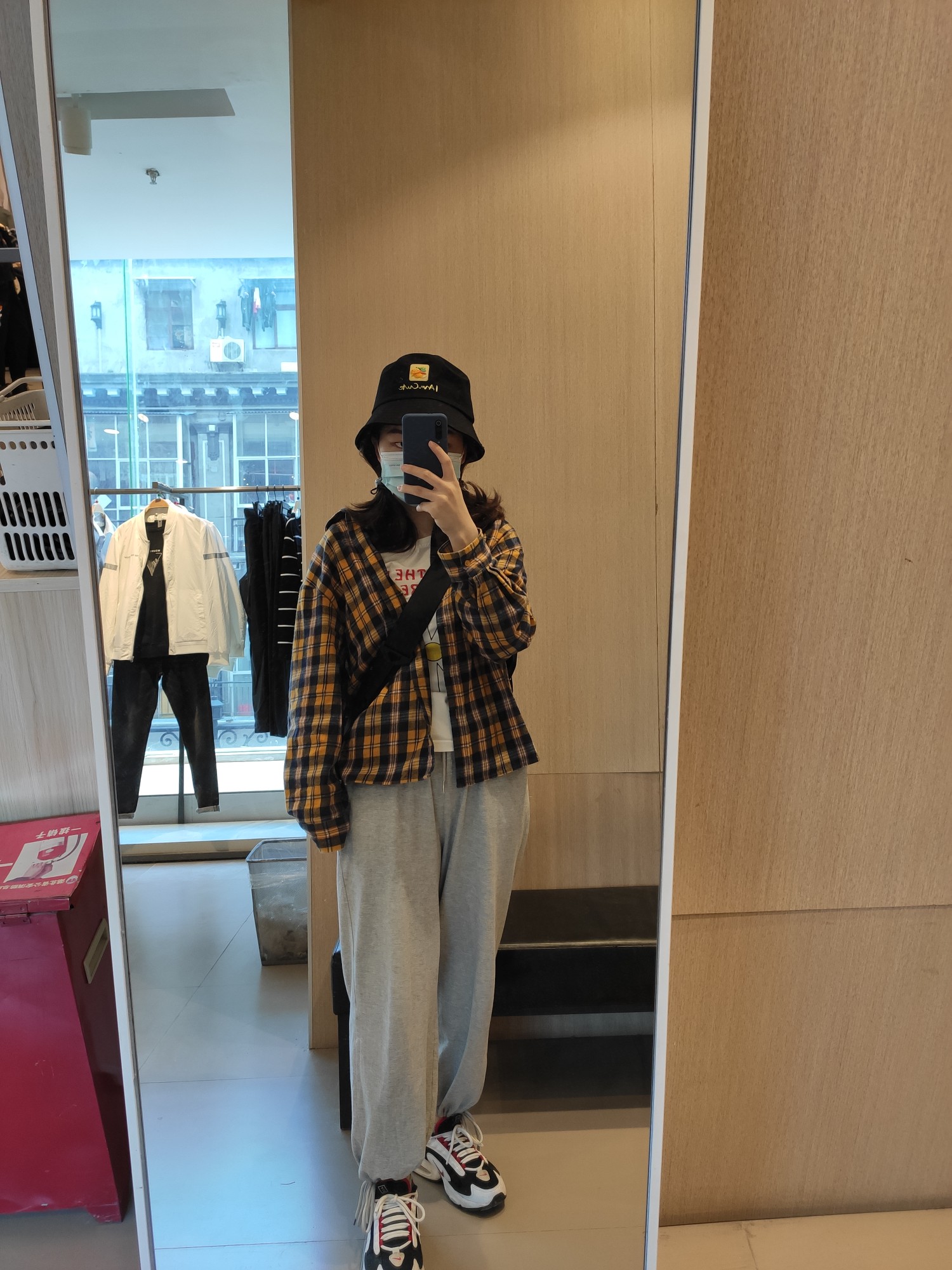 155，背小号还可以，挺满意的