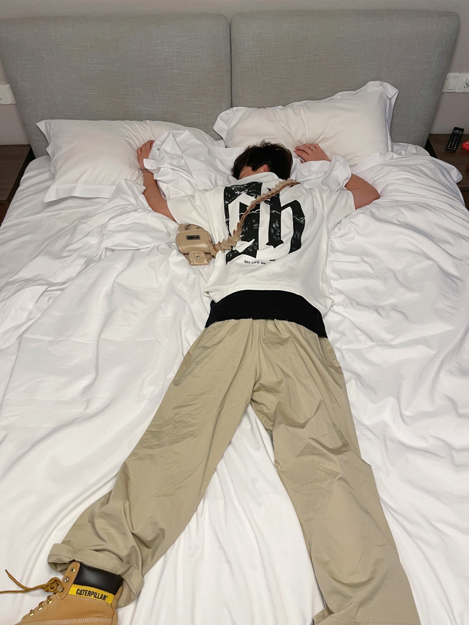 今天分享一下卡其色的搭配系列
首先是一个