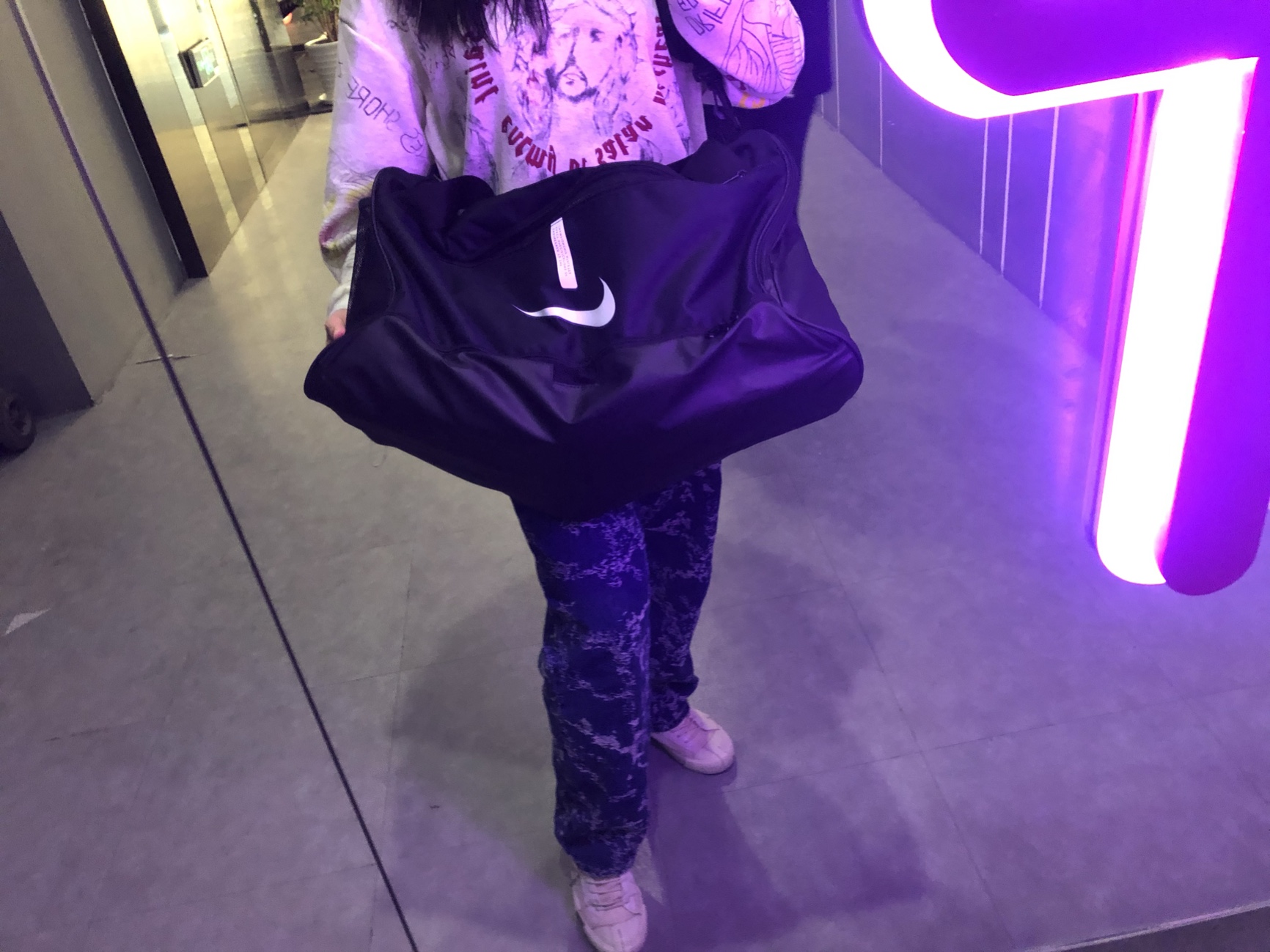 容量真的巨大，毛巾吹风机两套秋装，洗漱用