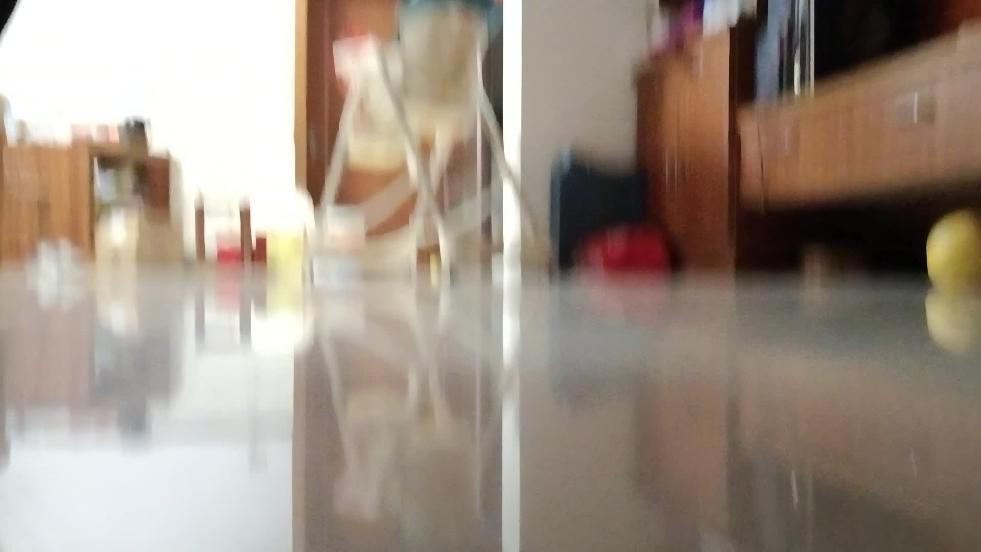 不是很软，前掌还行挺弹的，不过是鞋垫的作
