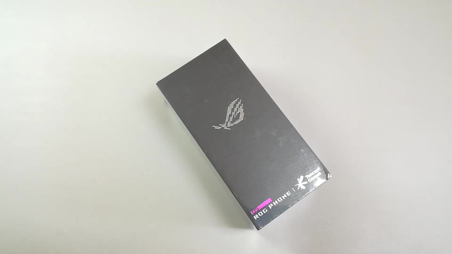 开箱很“不环保”的腾讯ROG游戏手机5