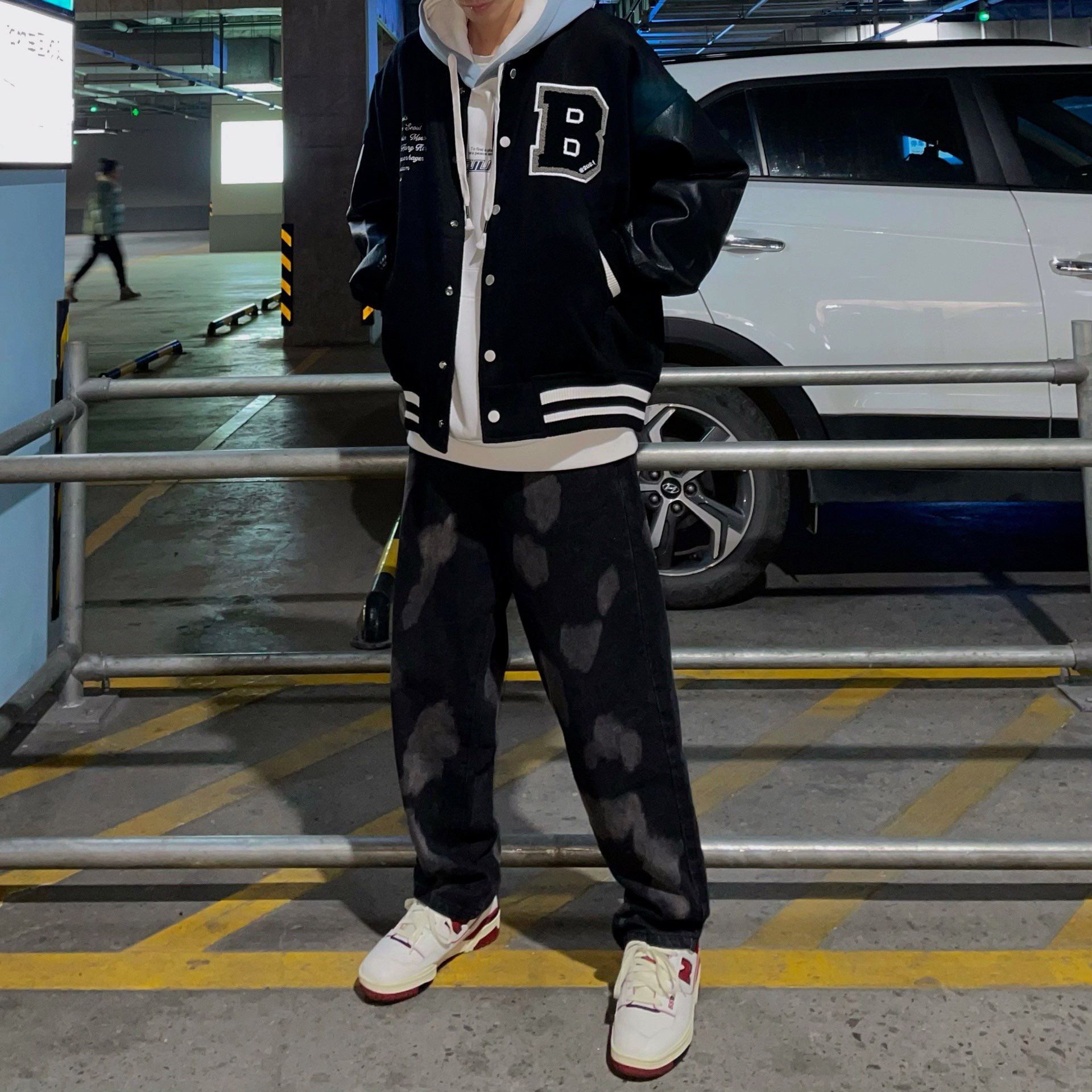 
帽子：黑色棒球帽
夹克：boneles