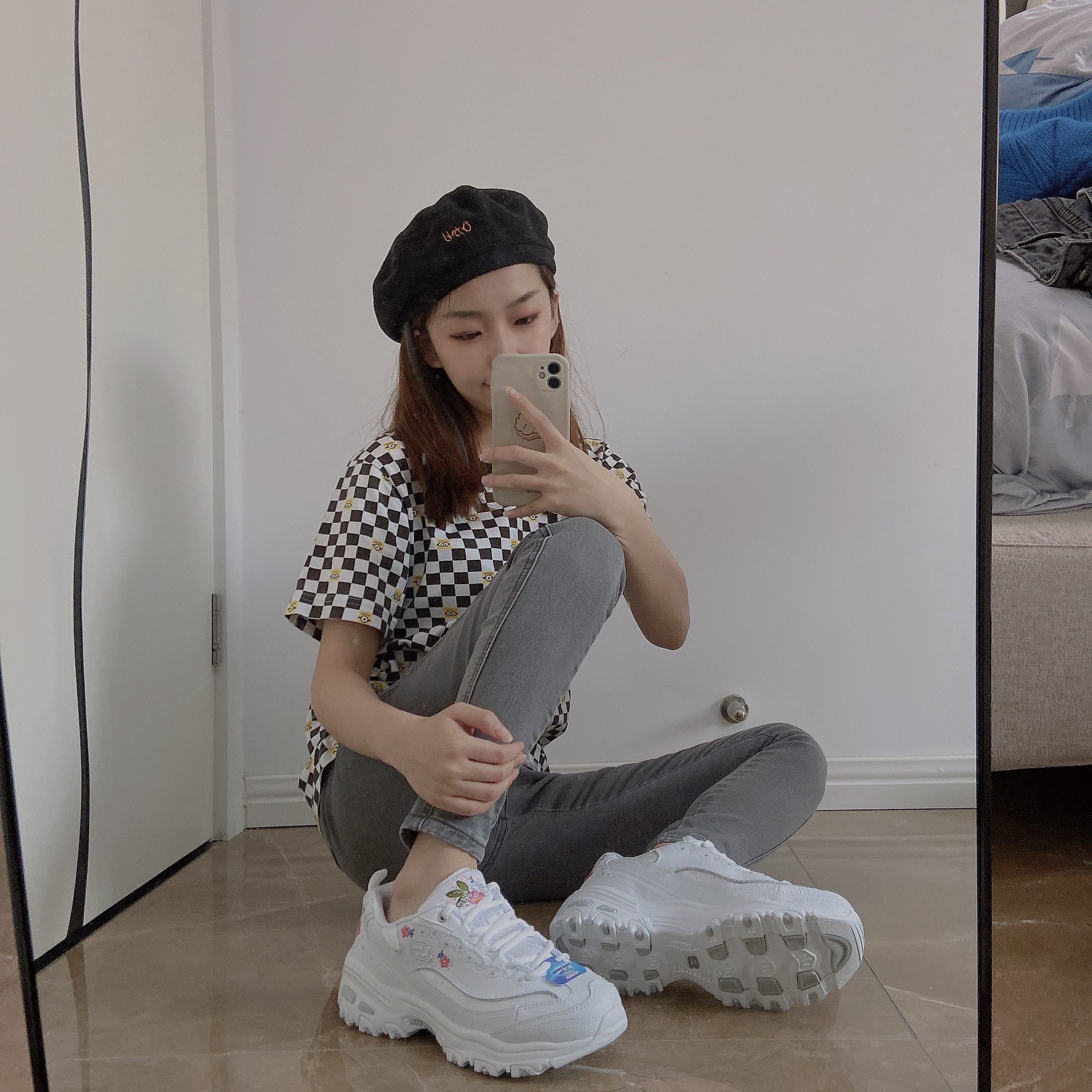 多元材质拼接鞋面精美刺绣
厚底设计优化身