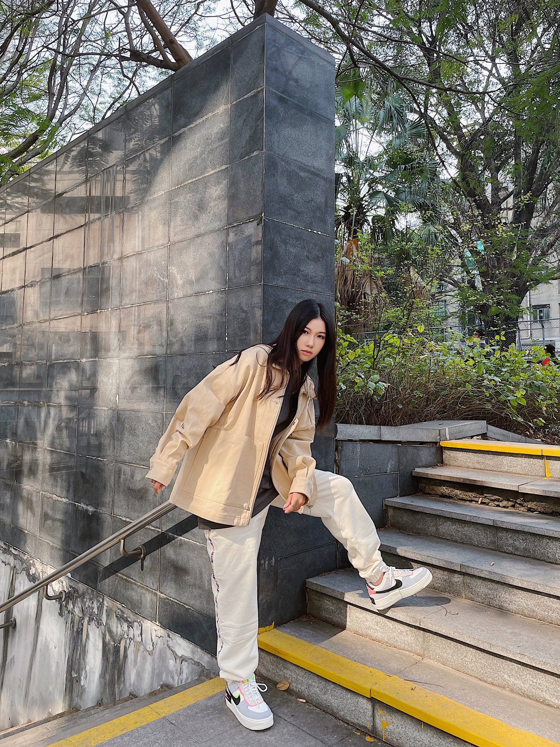 球鞋：NIKE AIR FORCE 1 