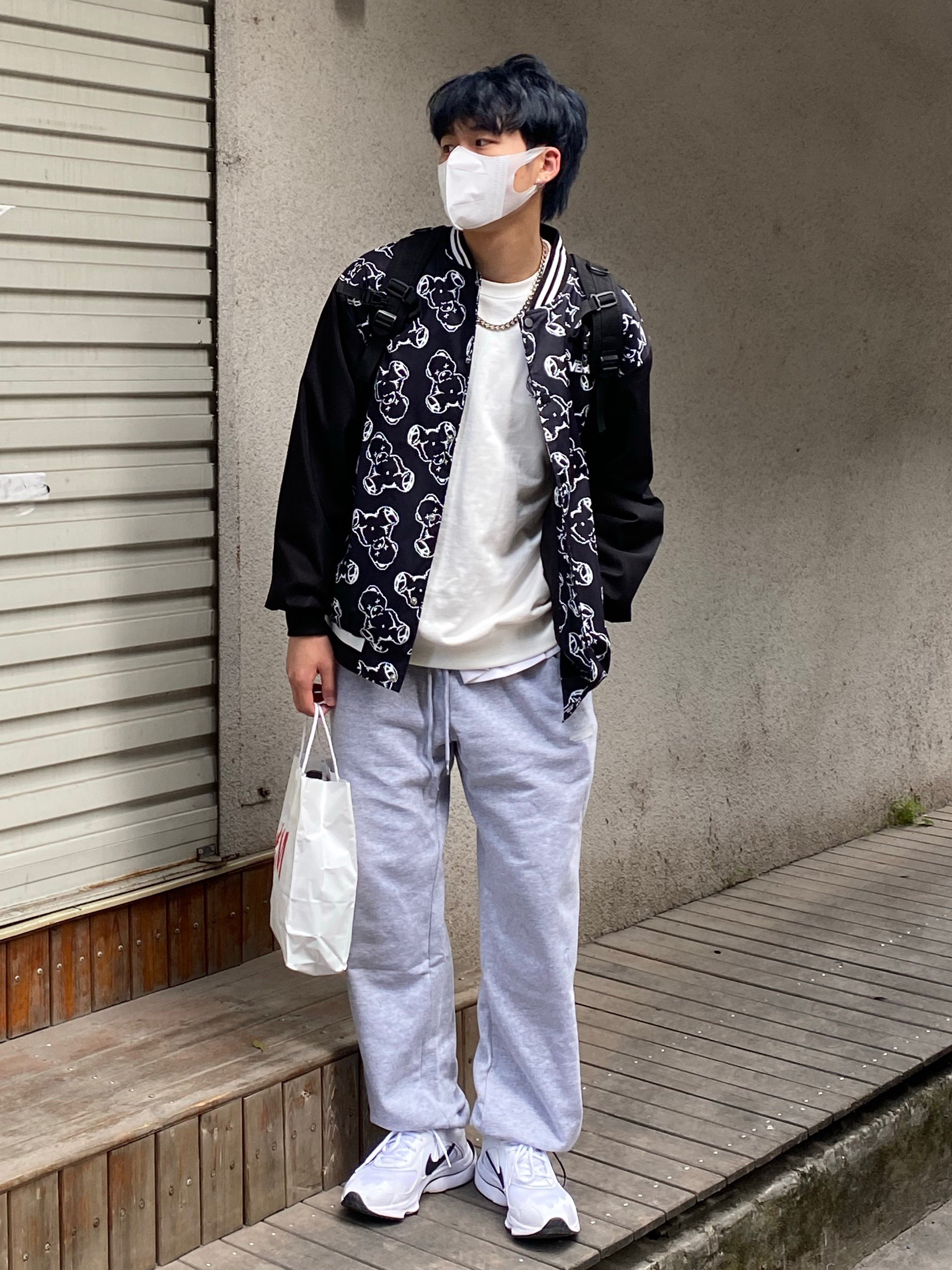 这次分享一套运动风穿搭
上衣白色卫衣打底