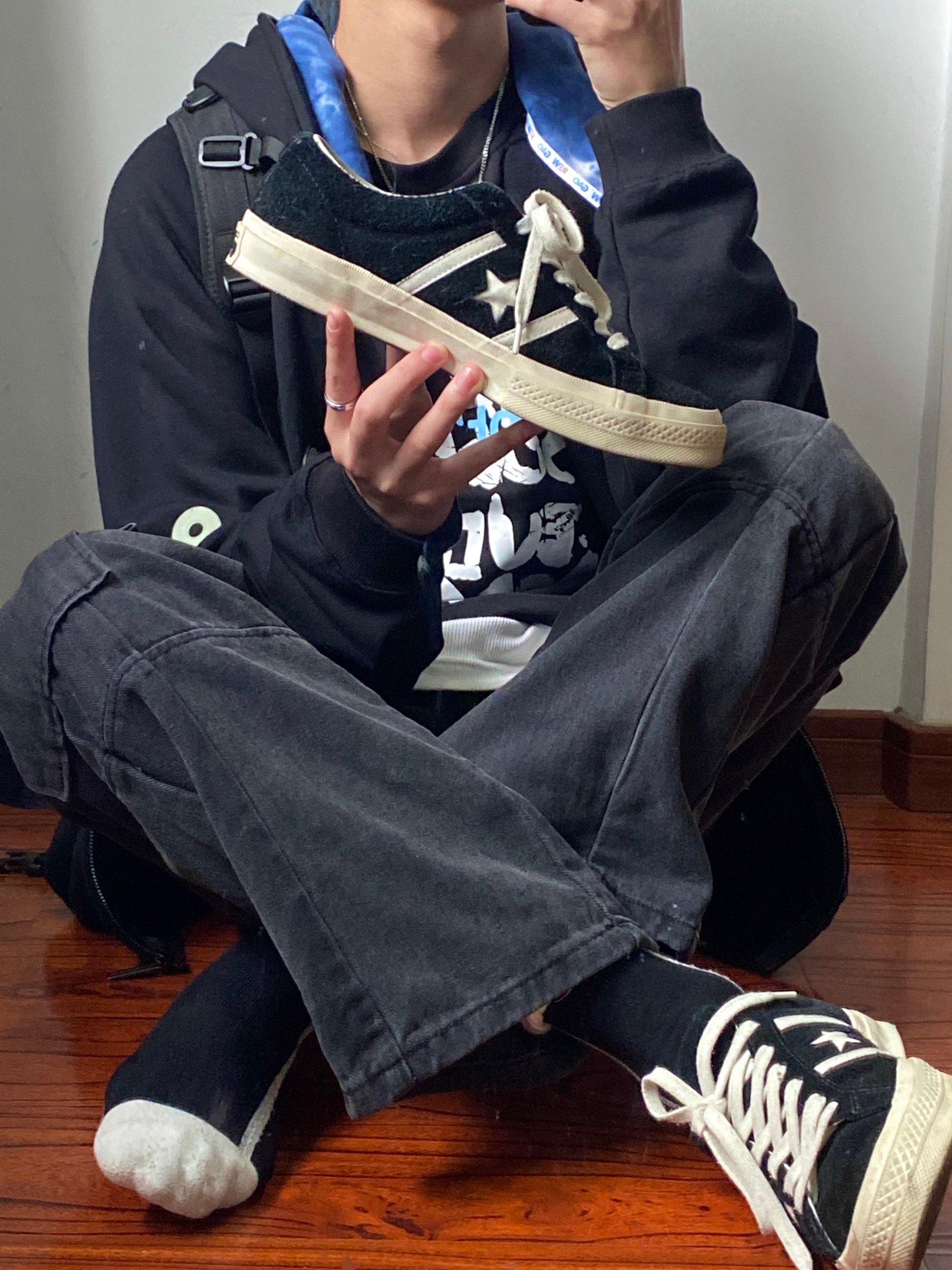 这双不同于那双one star
他旁边有