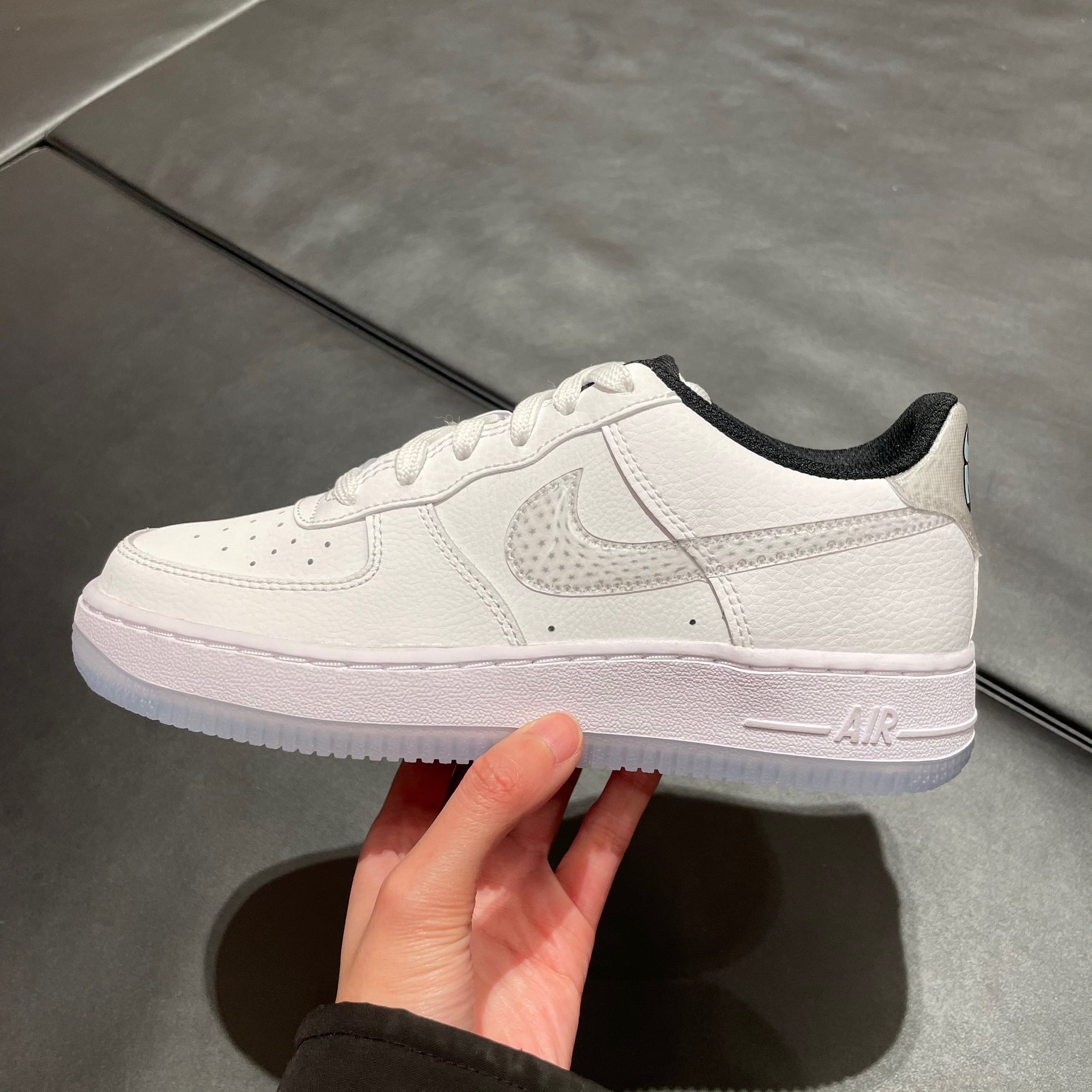 AF1裸眼3D
勾子设计的十分科技感
鞋