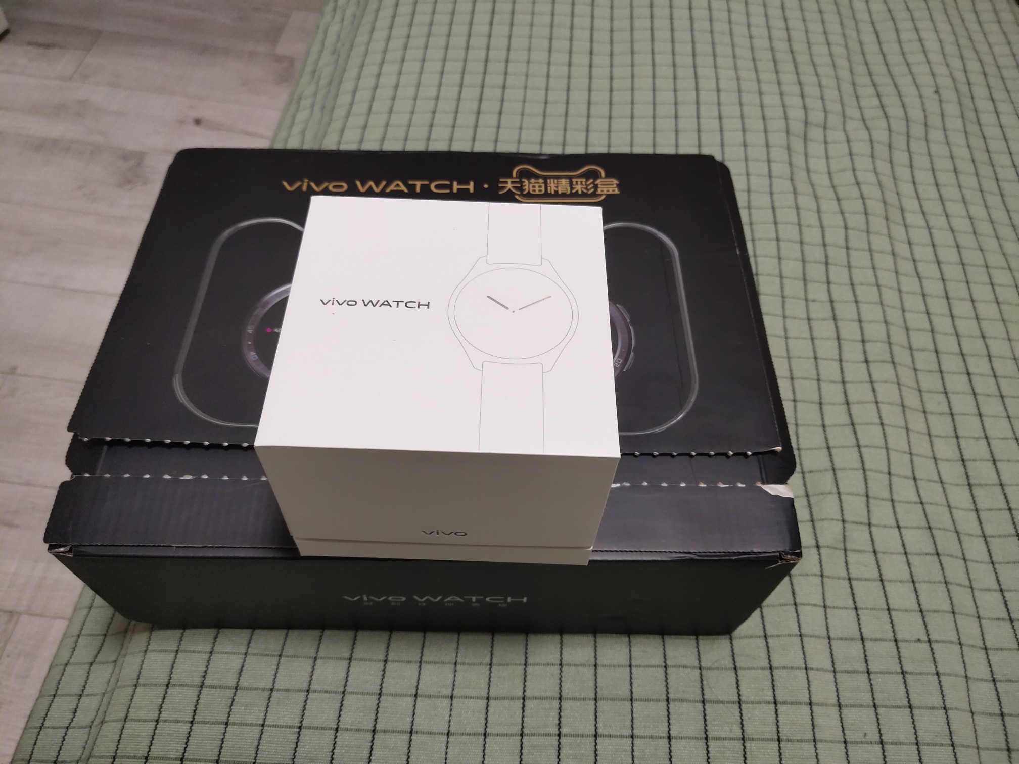 好大一个盒子，还送了氟橡胶表带，手表非常