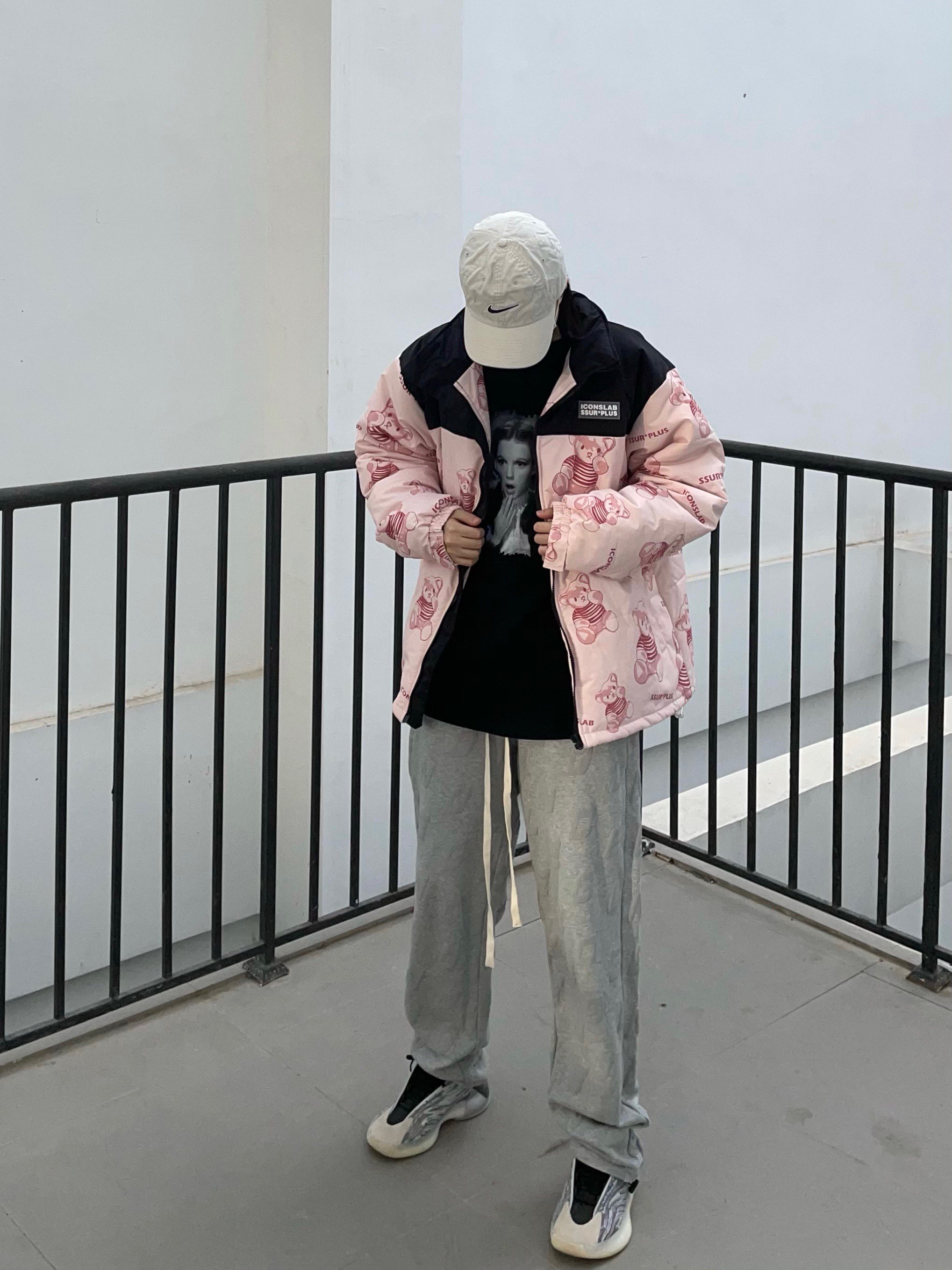 
超级可爱的手绘小熊棉服了，偶尔穿穿粉色