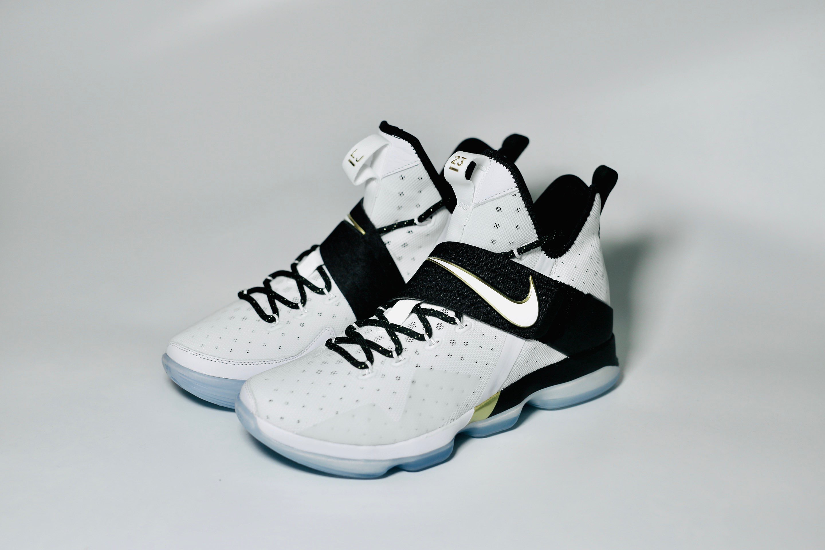 LeBron XIV "BHM"
16赛