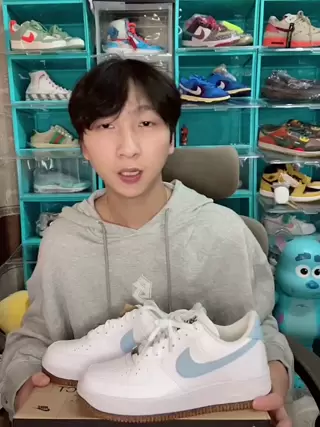 纯白鞋身搭配上冰蓝色swoosh，清爽百