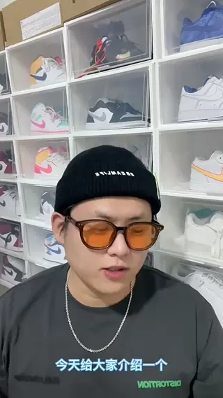 今天给大家开箱一双国产小板鞋
李宁的休闲
