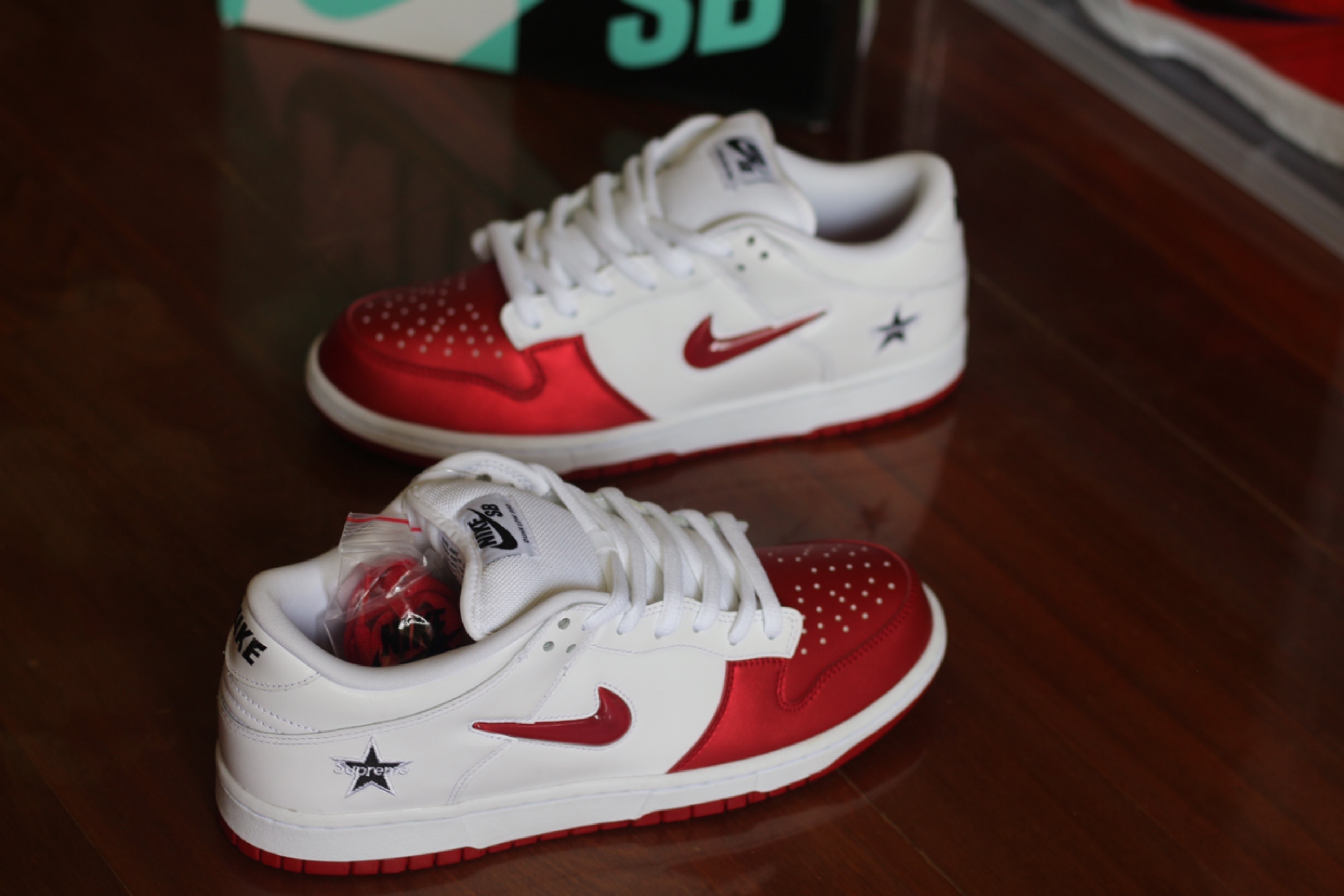 这双鞋鞋身以mini Swoosh Lo
