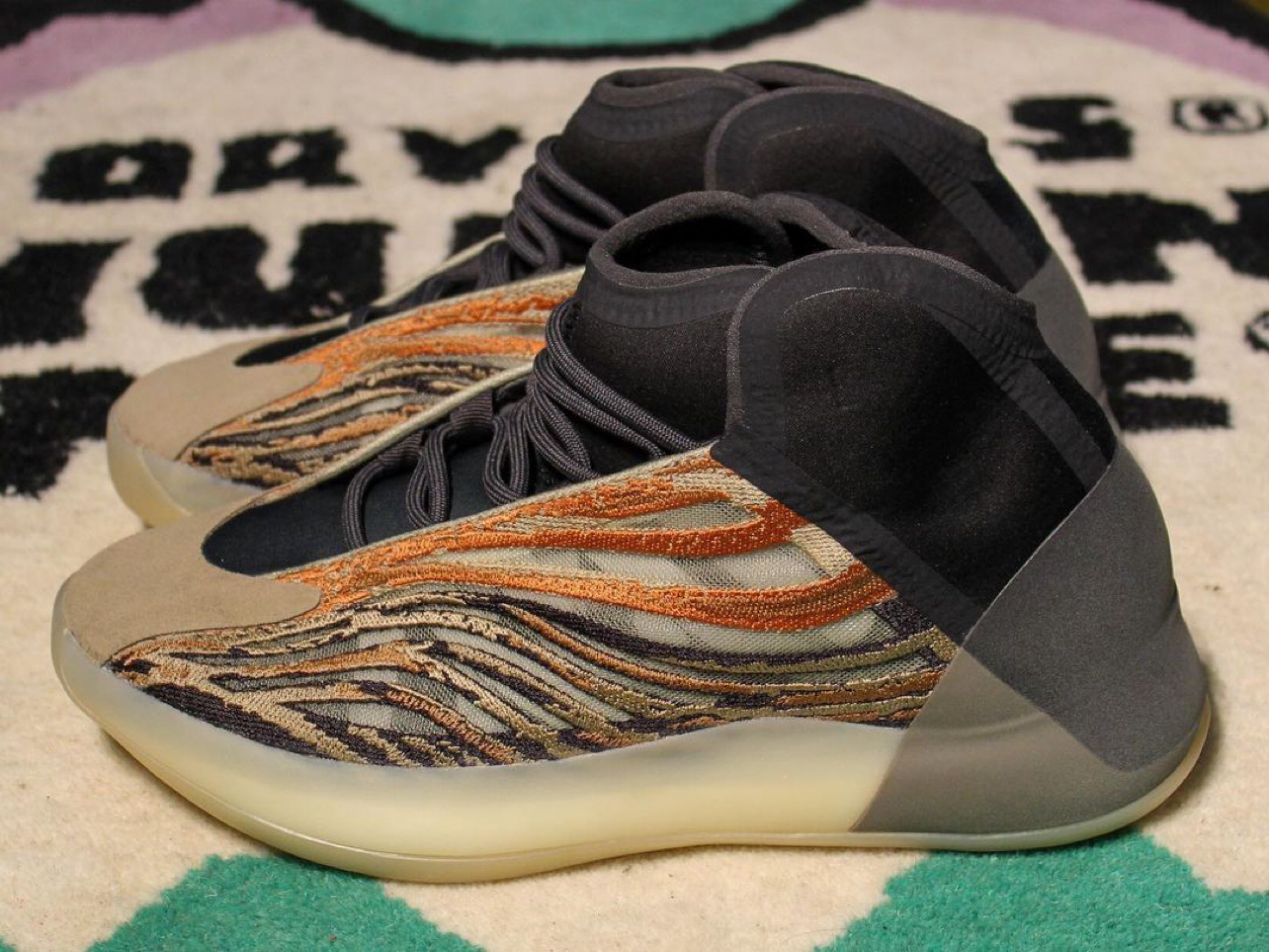 整双鞋延续 YEEZY QNTM 的造型