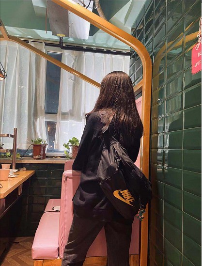 收到货了，摸着料子感觉非常舒服，背起来也