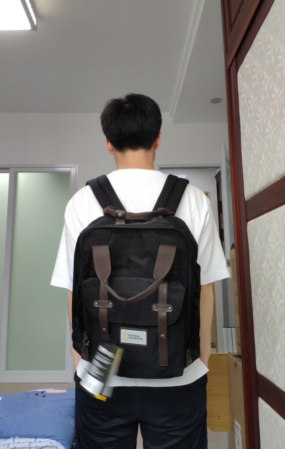 书包很好看啊，黑色低调且不失内涵，材质也