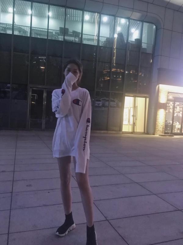 衣服质量满意，上身效果很好，版型好看，很